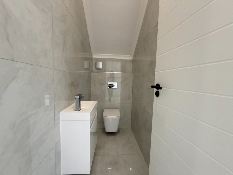 5 Bedroom Property for Sale in Sandown Western Cape
